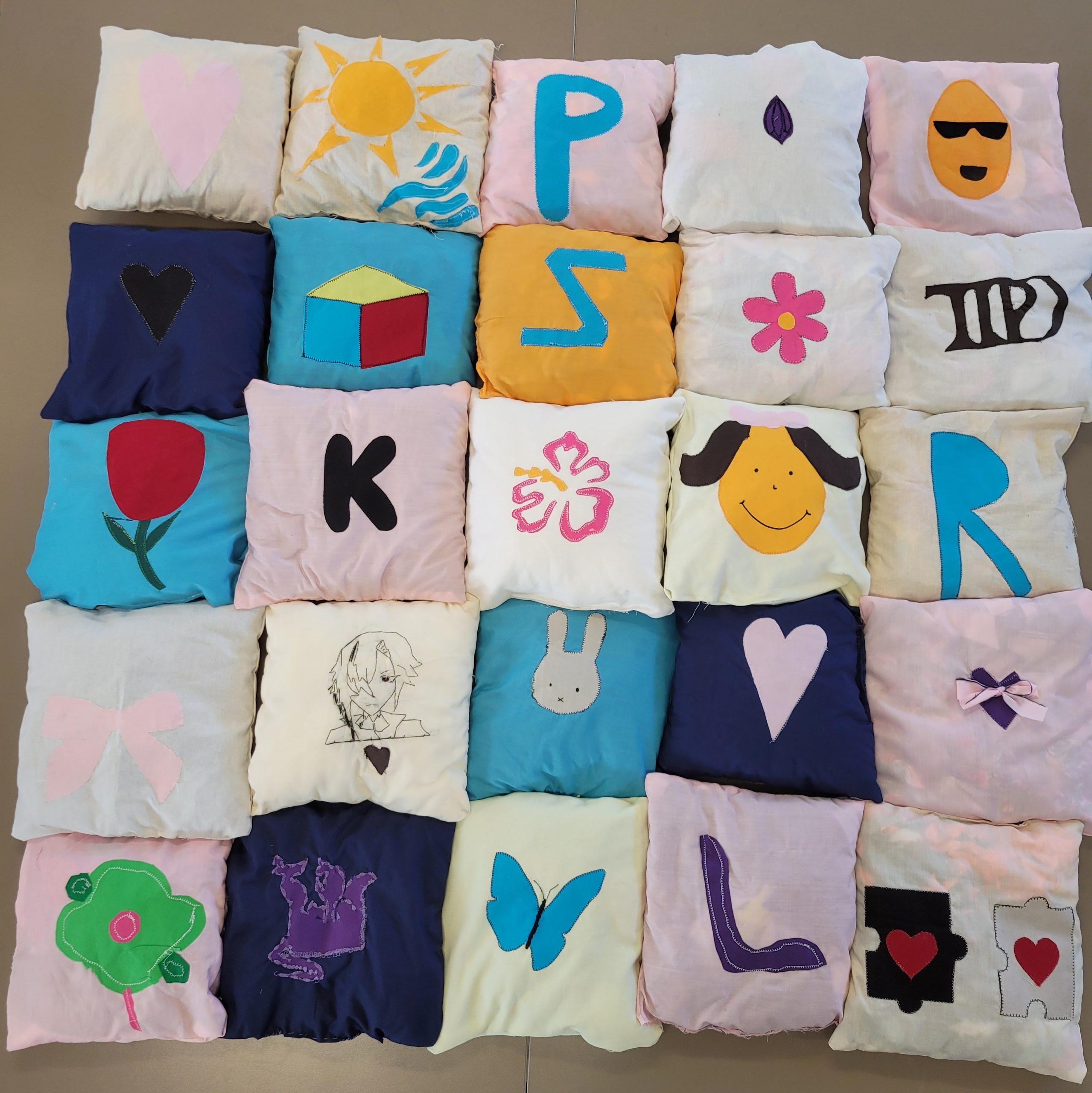Read more about the article Year 8 Applique Cushions